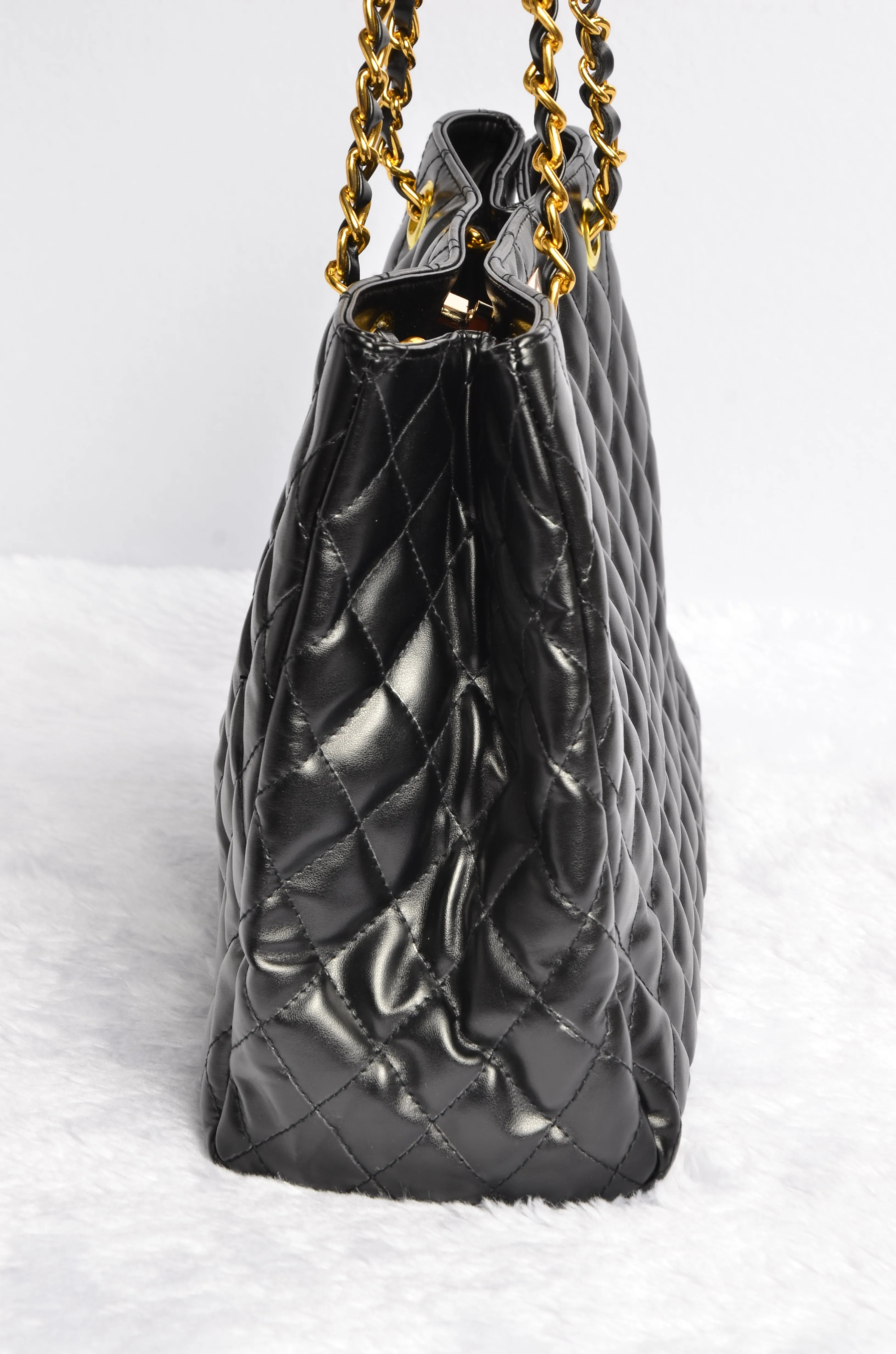 Stylish handbag with gold chain strap